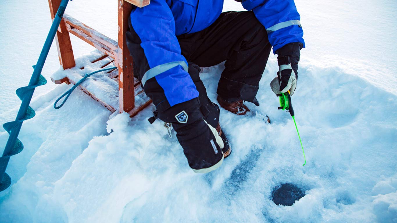 Passeio de pesca no gelo no Lago Inarinjärvi