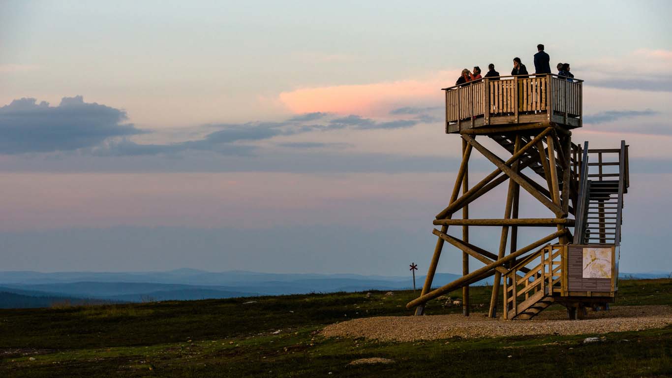 Keskiyön auringon bongaaminen